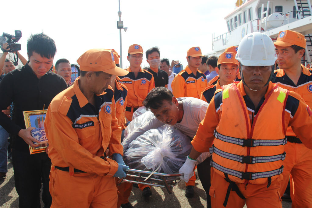 Đưa thi thể 7 thuyền viên tàu Hải Thành 26 vào bờ