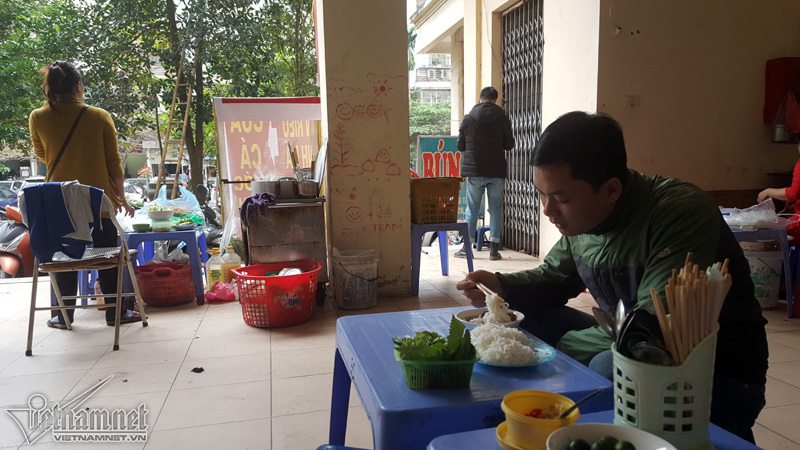 Dạt khỏi vỉa hè, quán ăn chui hành lang, gầm cầu thang chung cư