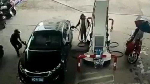 Gặp tai họa khủng khiếp sau khi trộm đồ của nữ tài xế