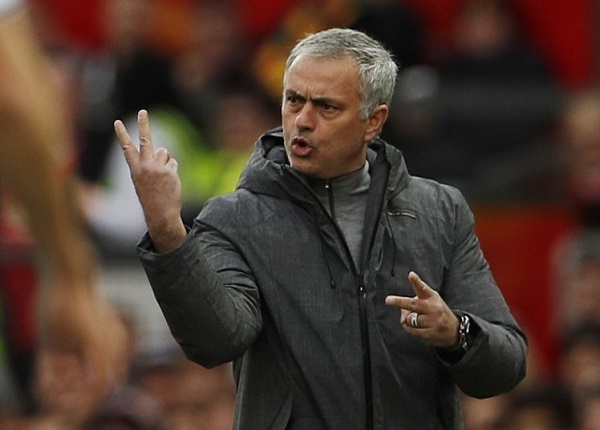 Mourinho mắng quân ăn hại, Conte ký mới Chelsea đến 2022