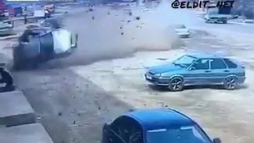 Tài xế bay khỏi ghế lái sau khi ô tô gặp nạn cuộn nhiều vòng