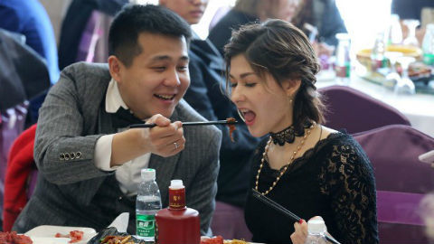 Chàng thợ mỏ không nhà, không xe vẫn cưới được vợ hotgirl