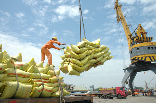 Tăng trưởng thấp, lạm phát tăng và niềm tin vượt khó