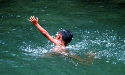 Đuổi bắt gà, hai em nhỏ đuối nước thương tâm