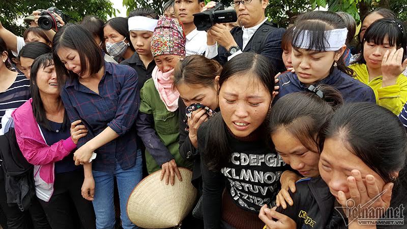 Phút tiễn bé bị sát hại ở Nhật, trăm người bật khóc