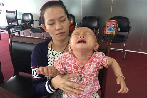 Mẹ mất ăn mất ngủ lo cứu con ung thư 11 tháng tuổi