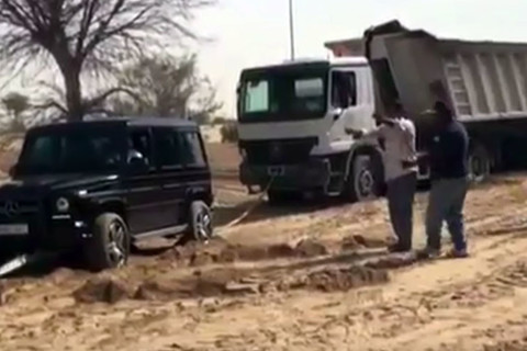 Hoàng tử Dubai dùng siêu xe giải cứu xe chở đất