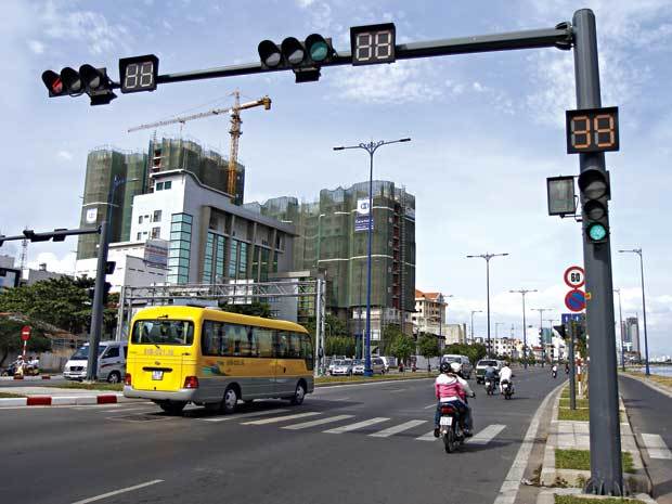 Nghe điện thoại khi đang đi xe máy cũng bị xử phạt?