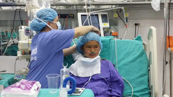 100 y bác sĩ cứu bé gái 15 tuổi gia đình xin về để chết