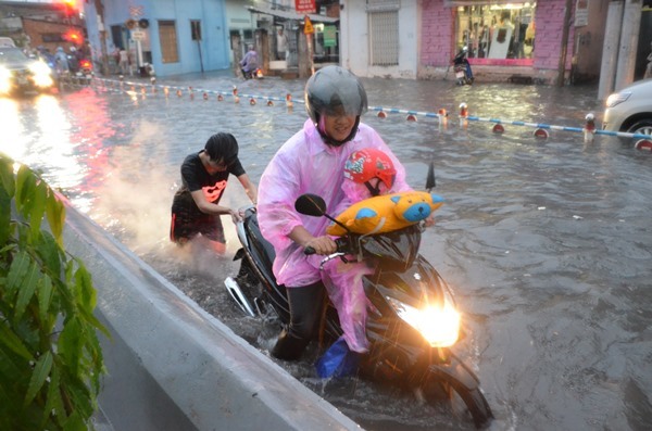 Người Sài Gòn vật vã tìm đường về sau cơn mưa trái mùa