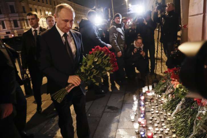 Ông Putin đặt vòng hoa gần ga tàu điện ngầm St.Petersburg