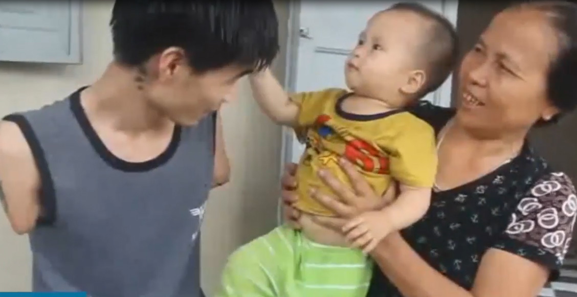 Cảnh gà trống nuôi con của người cha 9X bị mất hai tay