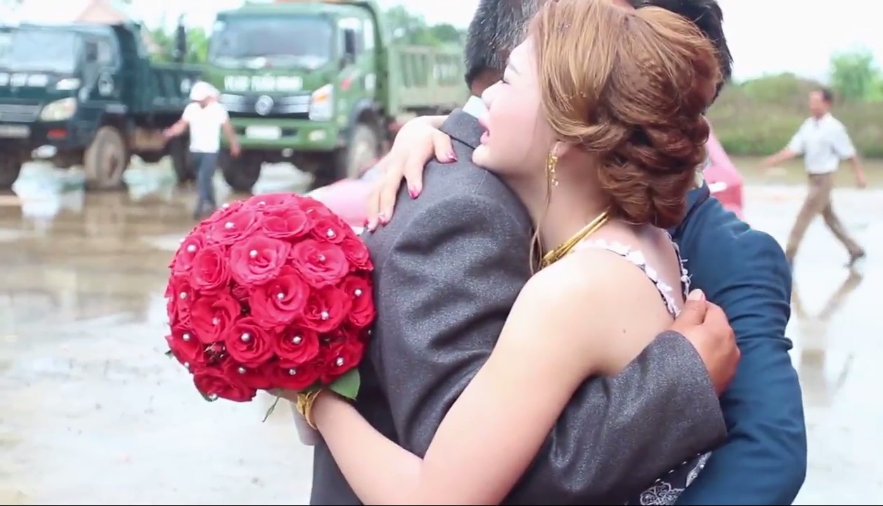 Video cha bật khóc tiễn con gái về nhà chồng chạm đến trái tim người xem