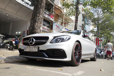 'Soi' Mercedes-AMG C63 giá 4,6 tỷ của Cường Đô la