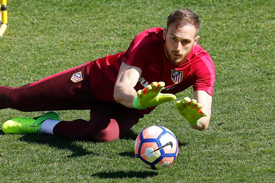 MU chọn người thay De Gea, PSG rải tiền đón Sanchez