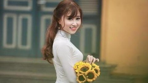 Hoa khôi trường Dược đẹp tinh khôi ngày chia tay mái trường