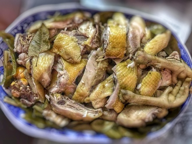 Đổi vị với món gà hấp muối