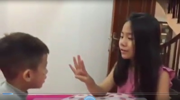 Bé gái dạy em học tiếng Anh khiến dân mạng thích thú