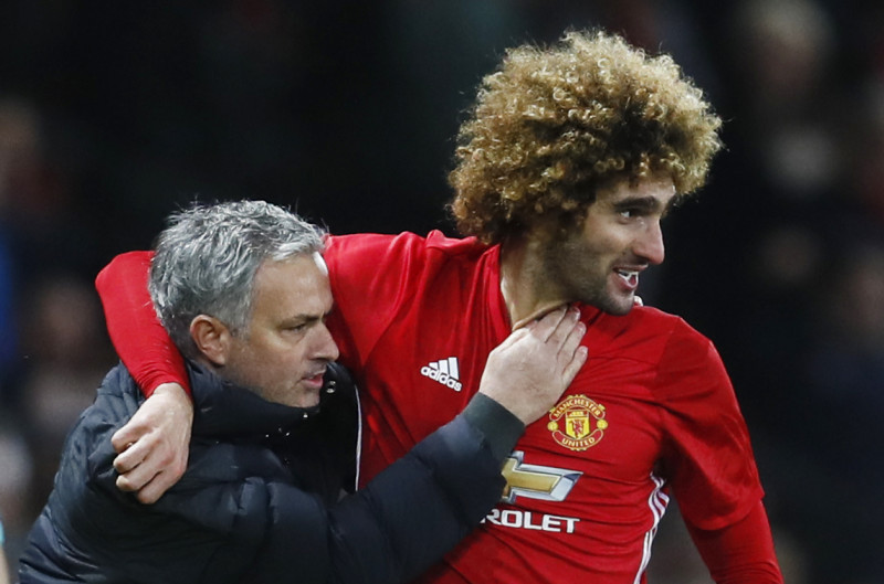 MU gia hạn Fellaini, Conte úp mở về Sanchez