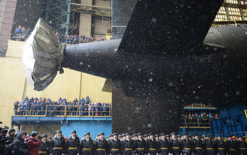 hạ thủy tàu ngầm