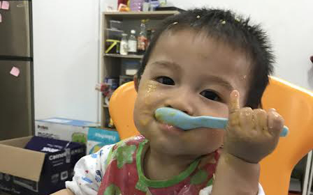 Mẹ Việt ở Singapore đòi quyền lợi cho con khi cậu bé thuận tay trái
