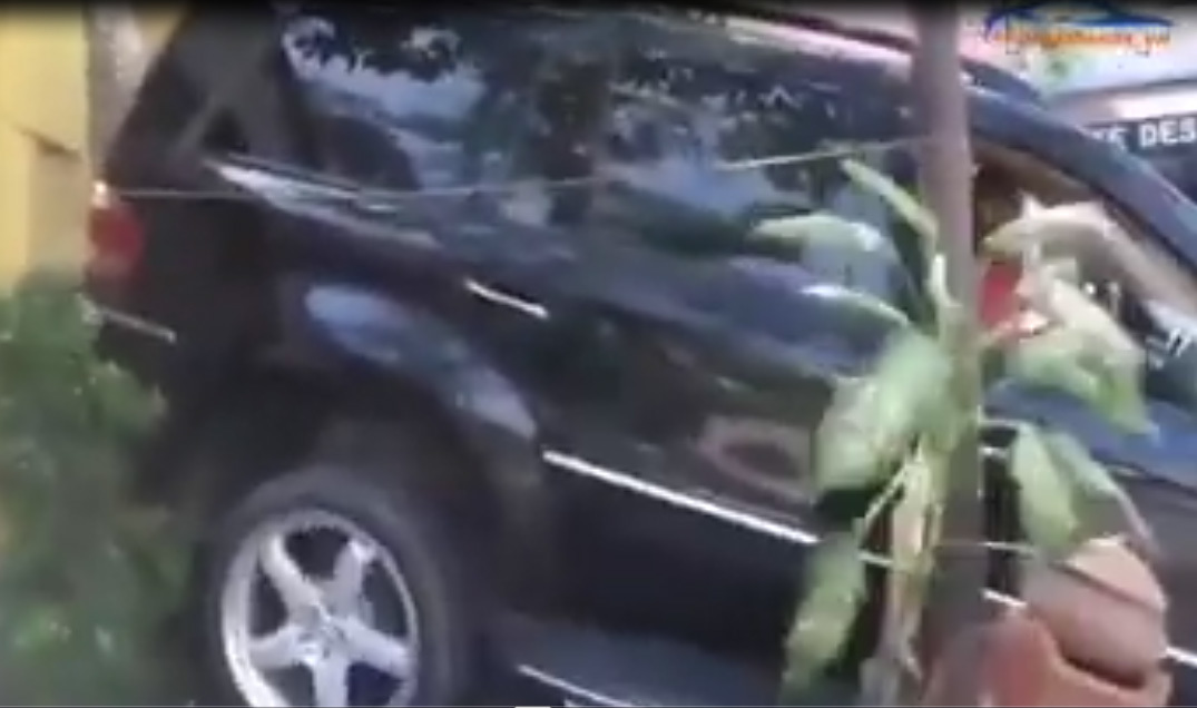 Màn lùi xe kinh hoàng của nữ tài xế