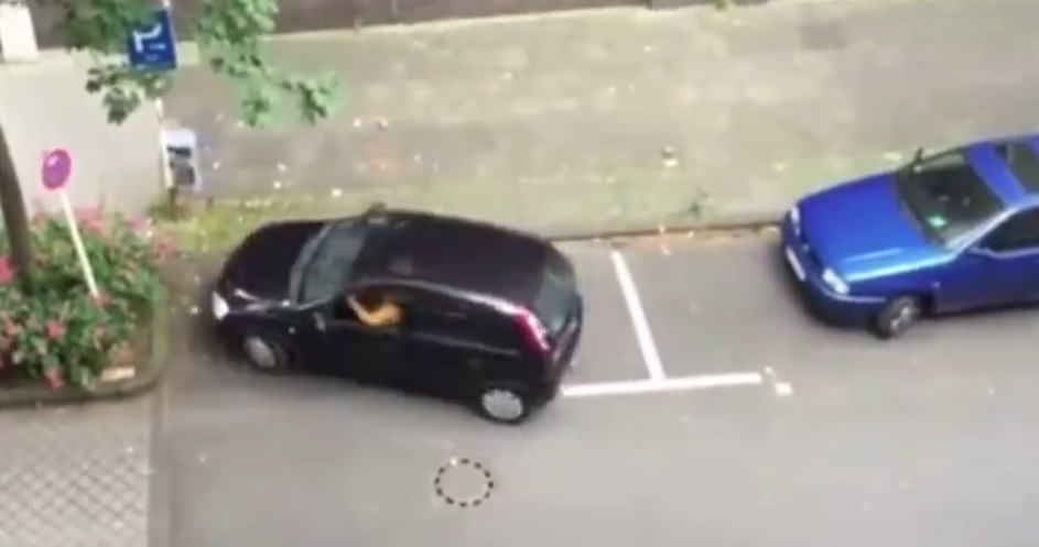 Màn lùi xe của người phụ nữ khiến tất cả bật cười