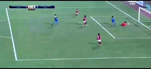 Hậu vệ Singapore đá phản lưới nhà như bán độ