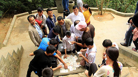 Buôn tiền cũ, thả tiền lẻ ngay tại đền Hùng