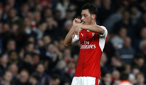 Ozil và Giroud nổ tuyệt phẩm, Arsenal qua mặt MU