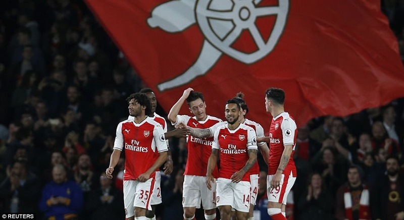 Ozil và Giroud nổ tuyệt phẩm, Arsenal qua mặt MU