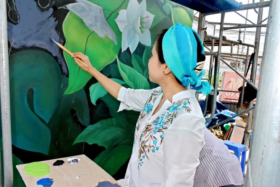 Tác giả con đường gốm sứ vẽ tranh tường tại sân bay Đà Nẵng