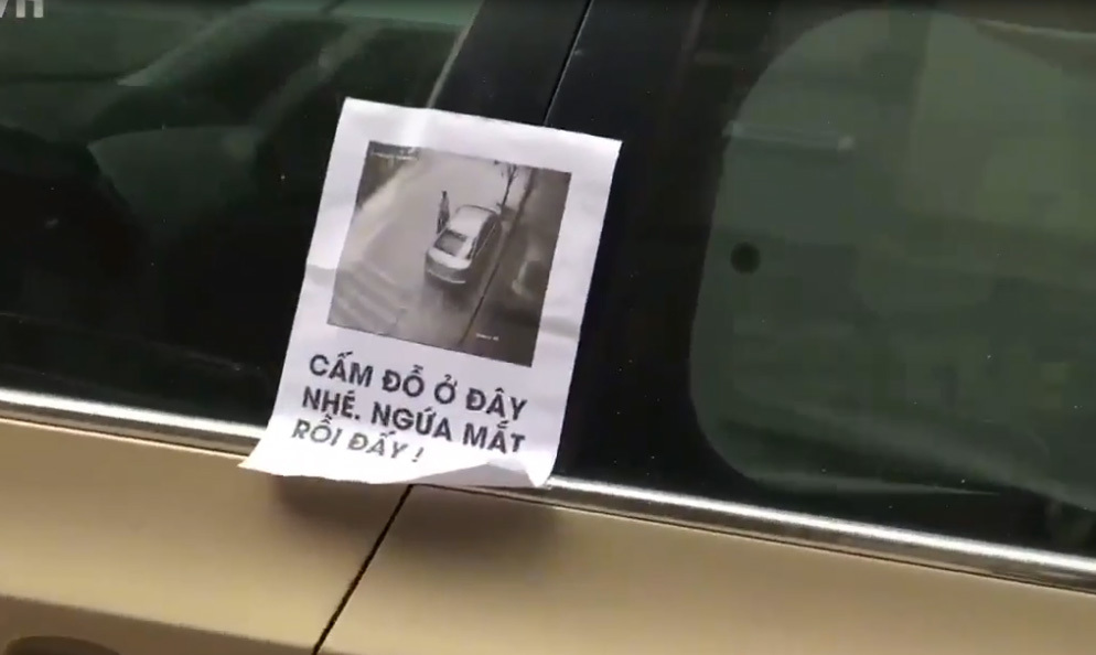 Chủ nhà bức xúc xích lốp 2 xe ô tô đỗ chắn ngang cửa