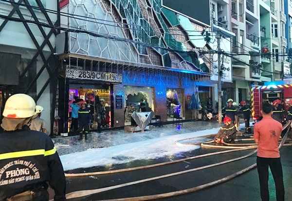 Cháy quán karaoke trong ngày lễ, hàng chục khách tháo chạy