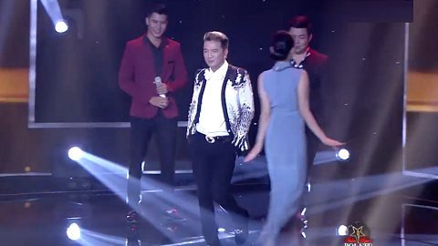 4 HLV trổ tài catwalk khiến thí sinh và khán giả cười ra nước mắt.