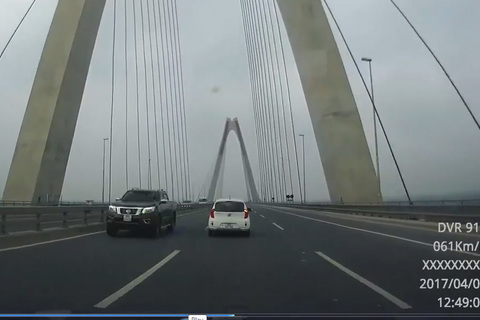 Truy tìm 5 lái xe chạy ngược chiều trên cầu Nhật Tân