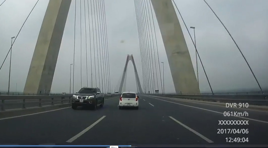 Truy tìm 5 lái xe chạy ngược chiều trên cầu Nhật Tân