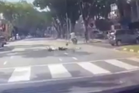 Xe máy tông ngã người sang đường rồi thản nhiên bỏ chạy
