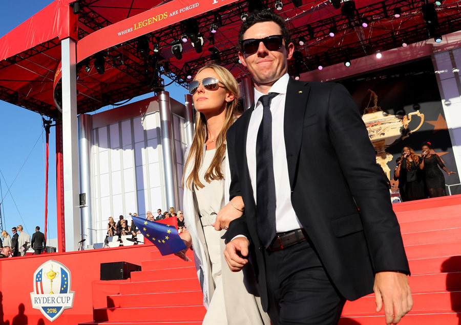 Bóng hồng giúp golf thủ số 1 thế giới thăng hoa