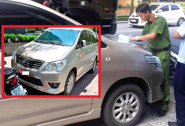 Quận 1 xử phạt 2 xe ô tô biển đỏ chiếm vỉa hè