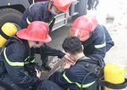 Hà Nội: Cháy ngùn ngụt gần Keangnam, 2 lính cứu hỏa bị thương