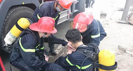 Hà Nội: Cháy ngùn ngụt gần Keangnam, 2 lính cứu hỏa bị thương