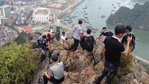Xem giới trẻ liều lĩnh phớt lệnh cấm, leo 'nóc nhà Hạ Long'