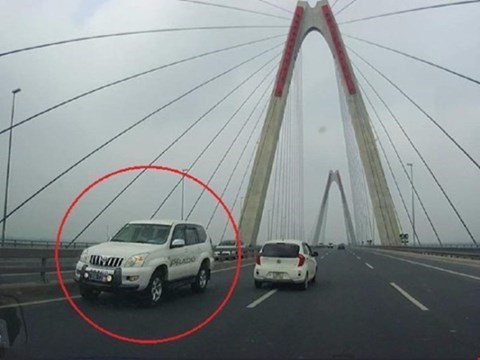 CSGT phản hồi thông tin cho phép ô tô đi ngược chiều trên cầu Nhật Tân