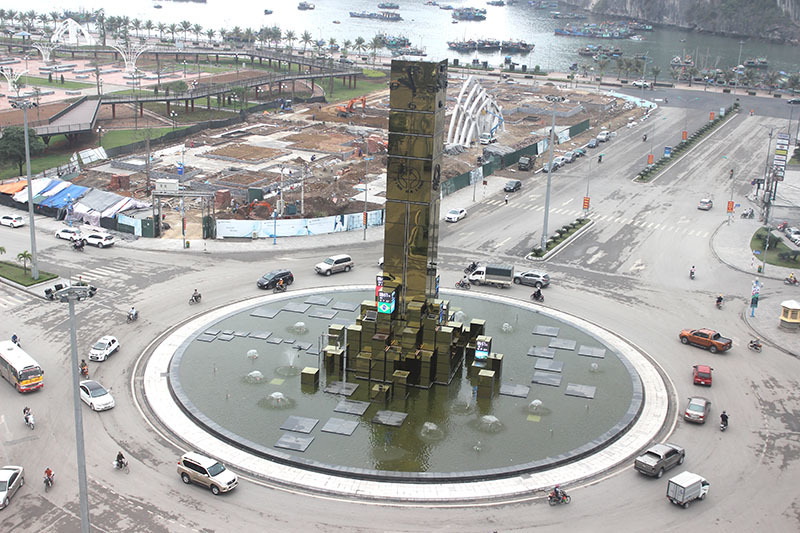 Cột đồng hồ 35 tỷ nằm giữa Hạ Long