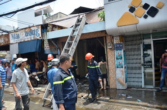 Cháy nhà giữa trưa ở Sài Gòn, đôi vợ chồng đạp cửa thoát thân