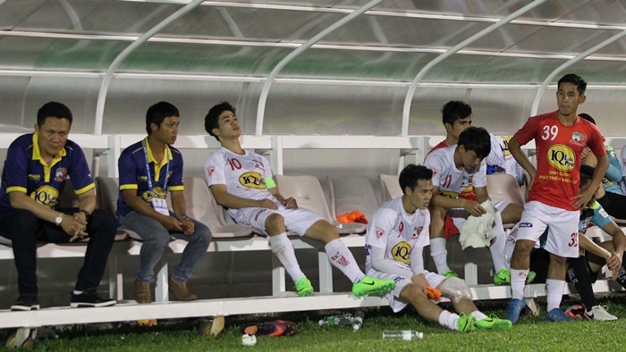 Trọng tài bẻ còi, HAGL thua đau Thanh Hóa