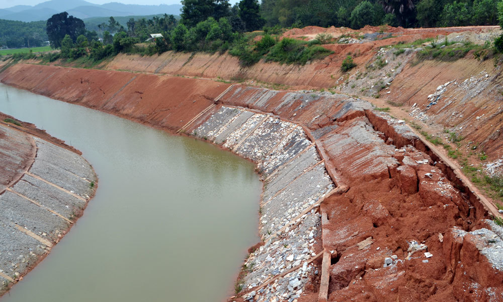 Công trình hơn 700 tỷ chưa xong đã sạt lở, nứt toác