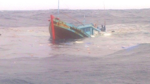 Tàu cá bị đâm chìm, 4 ngư dân nhảy xuống biển