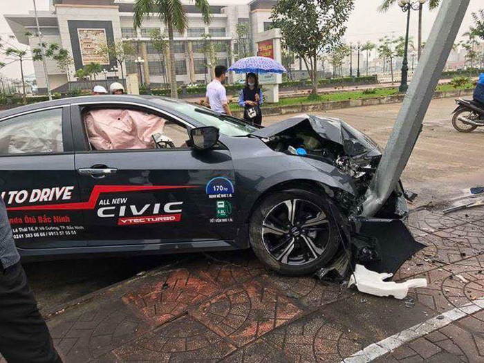 Honda Civic 2017 lái thử của đại lý gặp tai nạn bẹp rúm ró
